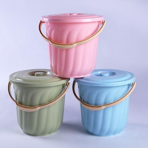 厂家直销家用塑料桶 带盖彩色塑料水桶 家居日用百货批发